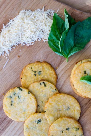 Cheddar Basil Keto Crackers_Low Carb Crackers